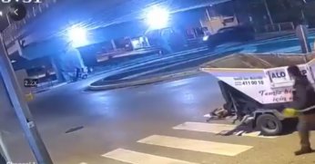 Motosiklet pikaba çarptı: 2 ağır yaralı
